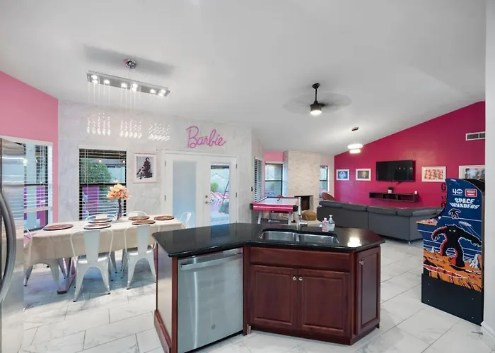 Barbie's Dreamworld Hot Tub&hometheater *